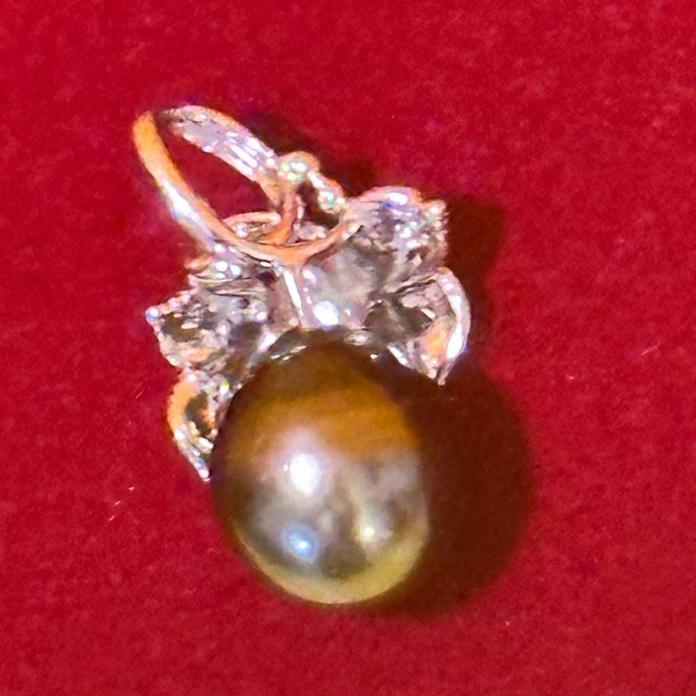Mikimoto Silver and Black Pearl Brooch 
Sterling silver Black natural pearl